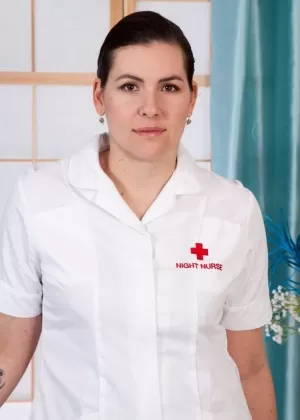 Симпатичная блондинка Шалина Дивайн получает двойной трах от больших белых петухов