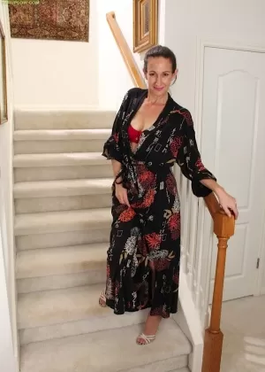 Возбужденная зрелая сладкоежка в шелковых чулках показывает крупным планом раздвинутую задницу, играя