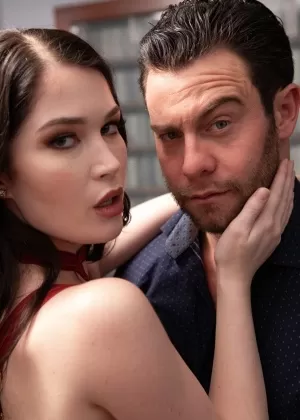 Горячая брюнетка Эвелин Клэр надевает колье во время полового акта