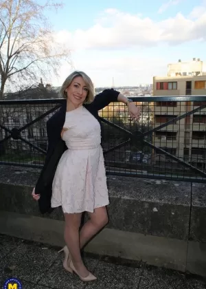 Бесстыдные шлюшки раздеваются догола и сосут полные рты спермы на парной клубной вечеринке