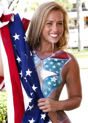 Молоденькая шлюха Келси Монро насаживает свою большую задницу и бритую киску сверху на длинный член