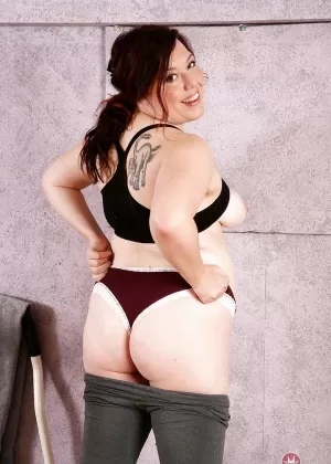 Зрелая толстушка с большими сиськами освобождает волосатую пизду от штанов для йоги