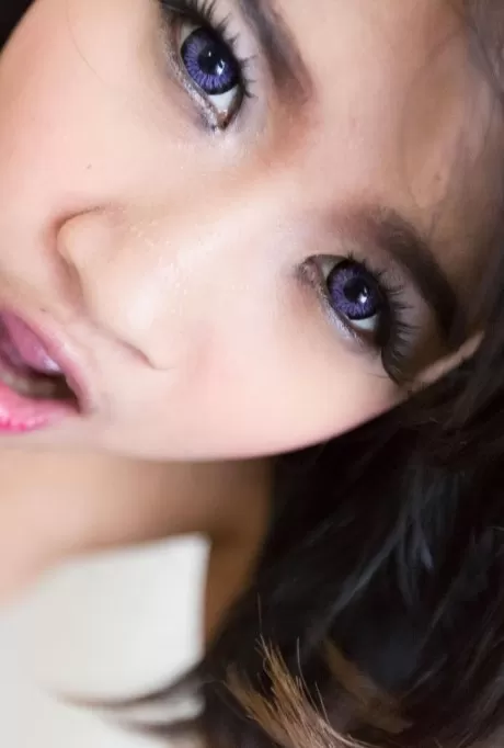 Миниатюрная азиатка дерзко моделирует полосатые носки OTK перед тем, как лизнуть член