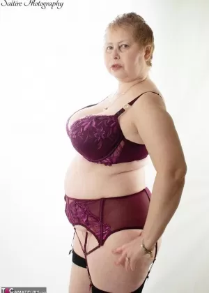 Сексуальная любительская девушка сбрасывает свои штаны для йоги, чтобы выставить напоказ свою сексуальную пухлую попку голой