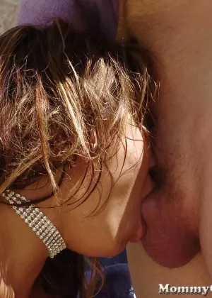 Горячая пума Ники Уайт ловит порцию спермы на свой язык от своего мальчика-игрушки