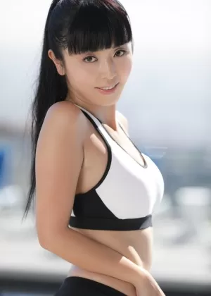 Симпатичная азиатка Марика Хасе раздевается на открытом воздухе, чтобы позировать голой на коленях