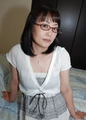 Застенчивая азиатка в очках раздевается догола и развлекается с вибрацией киски