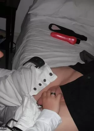 Пышная брюнетка милфа Шеридан Лав раскрывает свои красивые дыни перед трахом