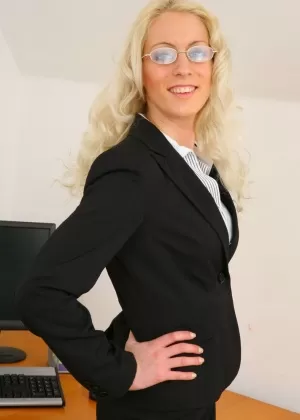 Занудная 18-летняя русская девушка Анни Бэй широко раскрывает свой бобер