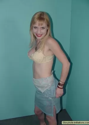 Кавказская девушка Мэдоу давится членом, стоя на коленях в проститутке