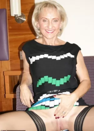 Зрелая блондинка Сладкая красотка раздевается до чулок и каблуков перед Би Джеем