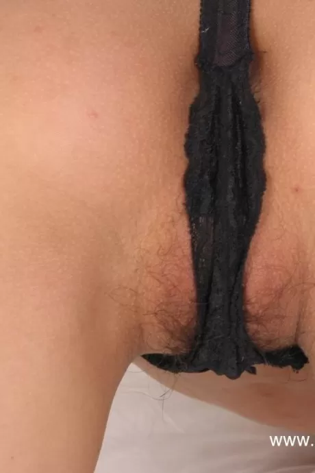 Чертовски пикантная азиатская брюнетка демонстрирует свои сексуальные голые сиськи