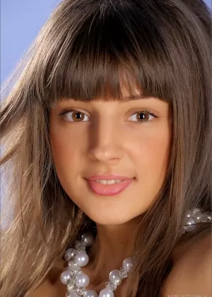 Брюнетка милашка ласкает свои красивые сиськи и наклоняется, чтобы показать лысый бобер