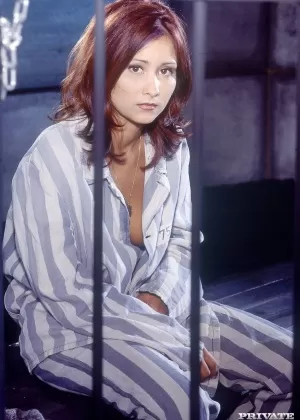 Горячая девушка с упругой грудью занимается сексом с тюремщиками, находясь в камере