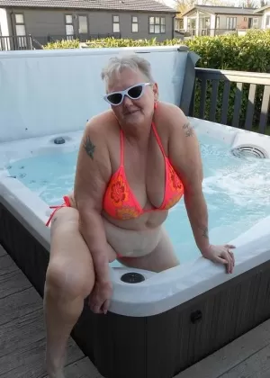 Пухленькая британская леди Спиди Би пальчиком раздвигает свою киску у ворот заднего двора