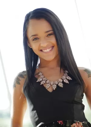 Симпатичная латиноамериканка Холли Хендрикс раздвигает подстриженную киску после раздевания