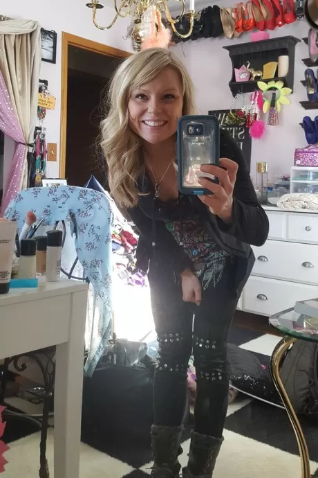 Симпатичная блондинка любительница познакомиться с Мэдденом делает селфи, снимая свою одежду