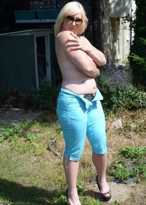 Пожилая рыжеволосая мисс Эбигейл носит очки, раздеваясь до пояса в поле