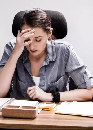 Молодая секретарша Белла Роллан спасает свою работу, занимаясь сексом со своим боссом