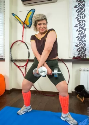 Спортивная толстушки в крошечных шортах Татьяна Блэр получает твердый член для отсоса в тренажерном зале