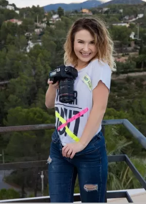 Очаровательная молоденькая Аната раздевается догола на популярной смотровой площадке в сольном действии