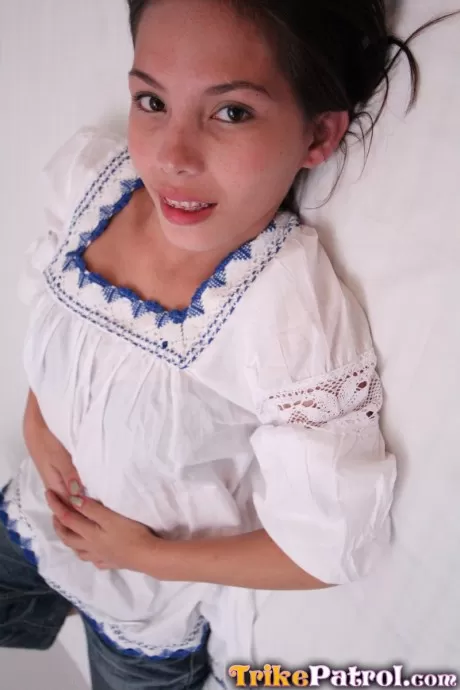 Красивая тайская девушка платит за свои новые брекеты своей тугой киской