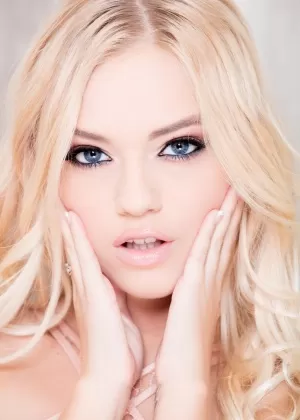 Идеальная блондинка Алекс Грей наполнила свою попку толстым белым членом