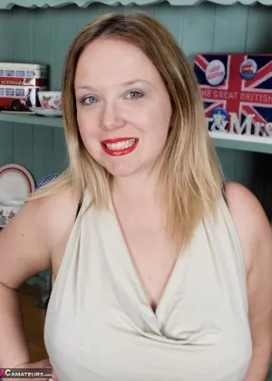 Любительская толстушки Синди Бюст засовывает секс-игрушку в свою бритую вагину