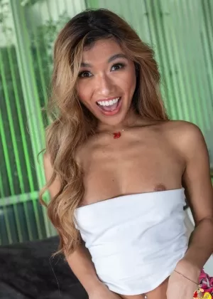 Азиатка обнажает свои упругие сиськи, прежде чем принять участие в секс-играх от первого лица