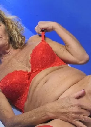 Молодые девушки Адриа Рей и Эмма Хикс занимаются лесбийским сексом со страпоном