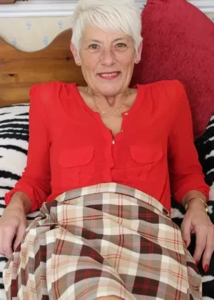 Более 70-летняя бойкая бабуля снимает свою одежду и нижнее белье в стиле стриптиза