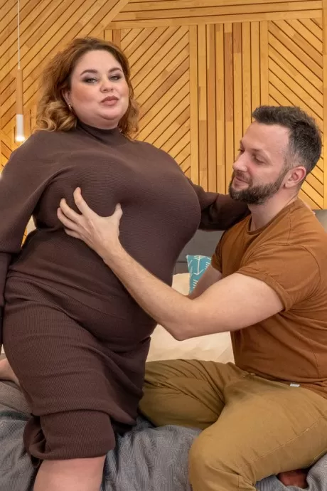 Зрелая толстушка освобождается от своего платья перед тем, как трахнуться н 1