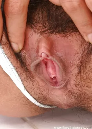 Татуированная красотка с волосатой киской мастурбирует на полу