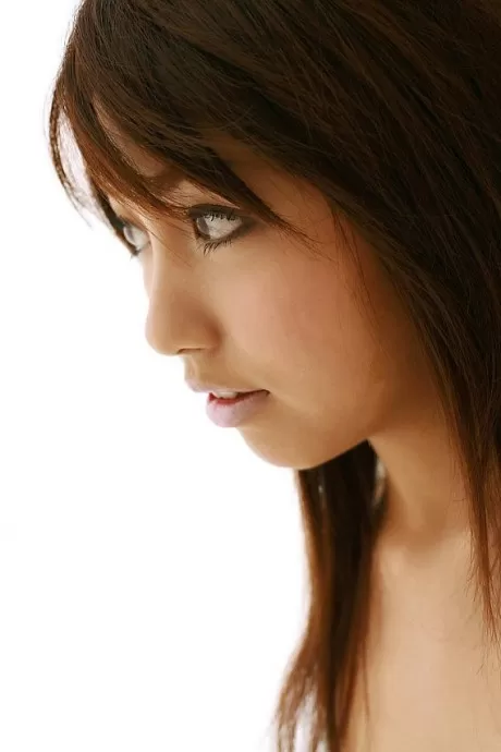 Японская красавица Рика Юки моделирует ансамбль нижнего белья во время акции SFW