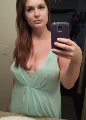 Пухленькая любительница Даниэль делает селфи топлесс и в одежде по всему дому