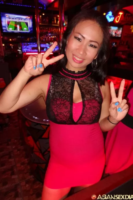 Азиатки Нис и мультяшка трахают иностранца во время секса втроем в его отеле