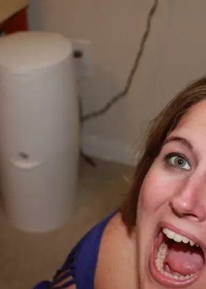 Толстая мамаша снимает очки во время ММФ траха в середине рабочего дня