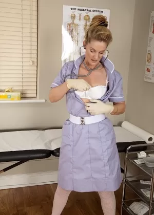 Брюнетка медсестра Алеся трахает свою тугую пизду большим членом