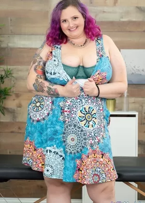 SSBBW Сара Стар щеголяет крашеными волосами, раздеваясь догола на массажном столе