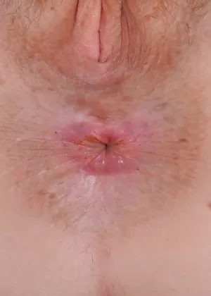 Босоногая пожилая красотка Лили Кейд раздвигает волосатую вагину с анальным зиянием