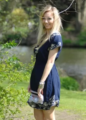 Татуированные милфы Сири Елена Дженсен раздеваются догола на волейбольной площадке