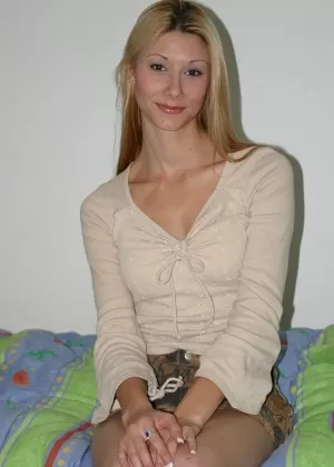 Блондинка любительница Кристал просовывает палец в свою бритую киску после того, как раздевается догола