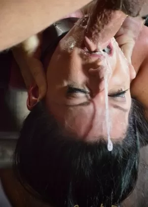 Горячая мамаша Индия Саммер с завязанными глазами насильно кормит черный член в межрасовом бондаже