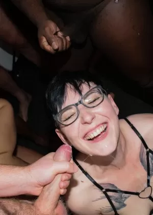 Грудастая Белла Рей устраивает оргию с буккаке и обменом спермой