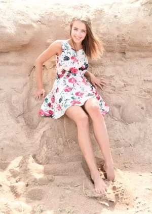 Натуральная рыжеволосая Ринна Ли освобождает свое молодое девичье тело от всей одежды