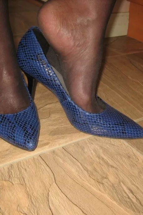 Седовласая богиня Нэн Гирдл обнажает свои большие сиськи из черного нижнего белья