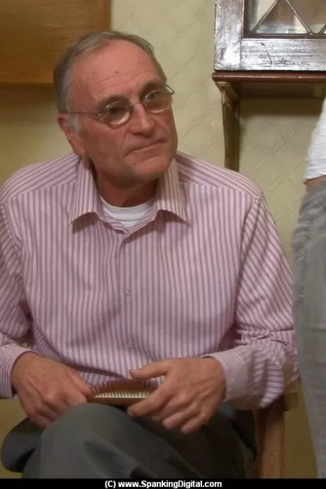 Молодые девушки обнажают свои только что отшлепанные попки перед пожилым гражданином