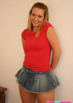 Любительская горячая рыжая Анджелина мигает без трусиков под юбкой, раздвигая киску