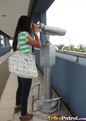 18-летняя блондинка трахается с первым клиентом, которому она делает массаж