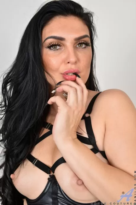 Темноволосая британка Рокси Кутюр демонстрирует свою проколотую киску на кровати